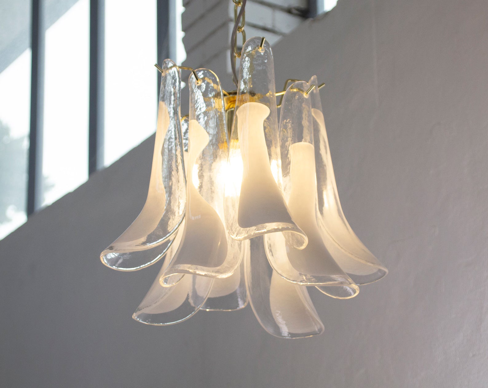 Murano Petali Chandelier Ø33 – Crystal & White Glass
